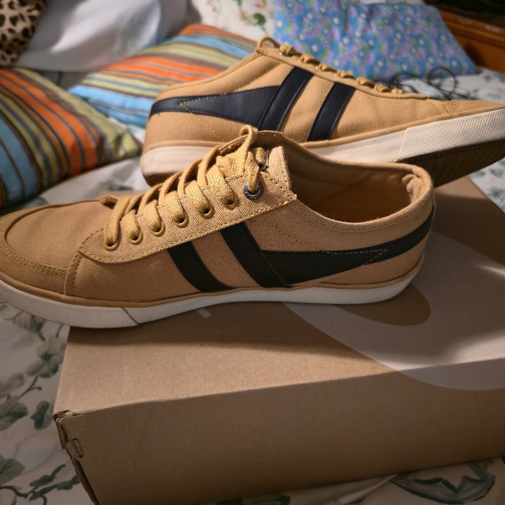 Gola Tan and Black Sneakers Classic Low-Top Design - Picture 4 of 7